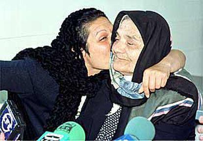 Nasra Lahmisi es besada por su hija Kifah Chat, con la que viajó en patera hasta Melilla.