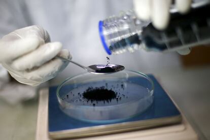Un investigador trabaja en un posible repelente para el zika, el 4 marzo en Santiago.