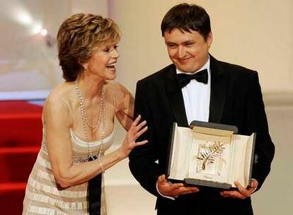 El director rumano Cristian Mungiu recoge la Palma de Oro por su película 'Cuatro meses, tres semanas y dos días' de mano de Jane Fondo