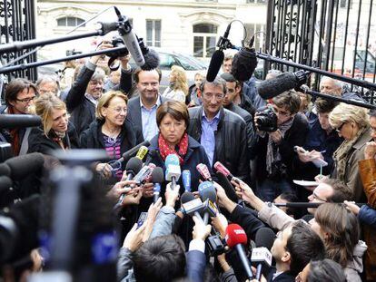 Martine Aubry comparece ante los medios a su llegada a la sede del partido en París.