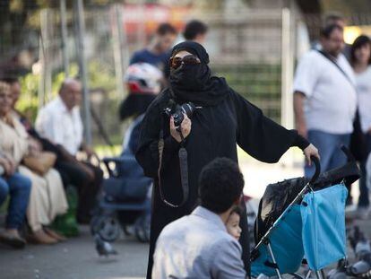 Una mujer con ‘niqab’ en la plaza de Catalunya, en 2011.