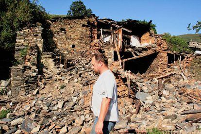 Martin Verfondern pasa ante unas ruinas de Santoalla do Monte en septiembre de 2009.