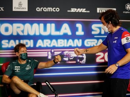 Sebastian Vettel y Fernando Alonso se saludan en el GP de Arabia Saudí de 2021.