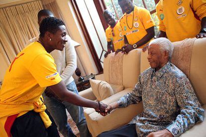 Gyan saluda a Nelson Mandela, ayer en casa del ex presidente.