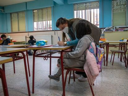 Una profesora de apoyo ayuda a una alumna en el CEIP Giner de los Ríos en Fuenlabrada, Madrid.