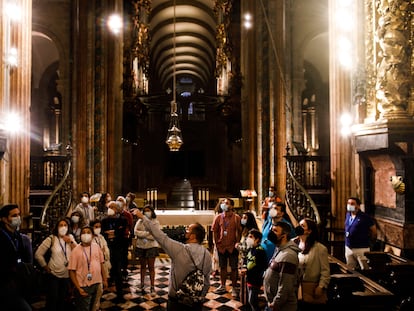 Primera visita turística nocturna a la Catedral de Santiago, en la que estrenan nueva iluminación menos invasiva en el templo después de las obras de restauración