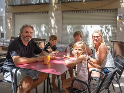 Oscar Nijhof y su familia, turistas holandeses que se encontraron con el incendio mientras estaban en el camping de Colera. Foto: G.Battista