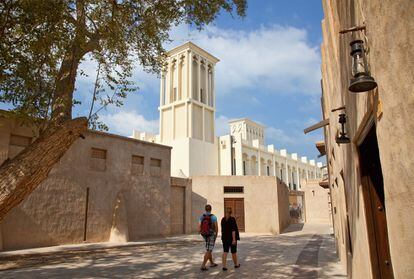 Al Bastakiya es uno de los barrios históricos de Dubái y una de las áreas residenciales más antiguas de esta ciudad de Emiratos Árabes Unidos. Aquí se pasea entre un entramado de calles de casas bajas, patios umbríos y zocos bulliciosos que permiten intuir cómo vivían los emiratíes antes de que el dinero del petróleo transformara Dubái.