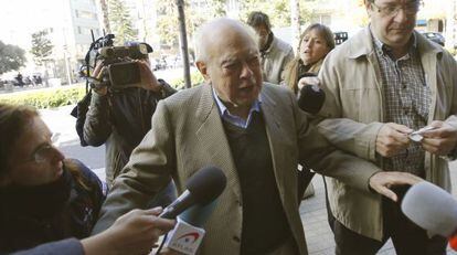 El expresidente de la Generalitat, Jordi Pujol, a las puertas de su casa.