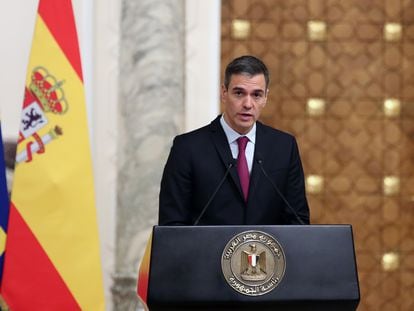 Pedro Sánchez, durante la conferencia de prensa junto al presidente egipcio,Abdel Fattah Al Sisi, en el Cairo.