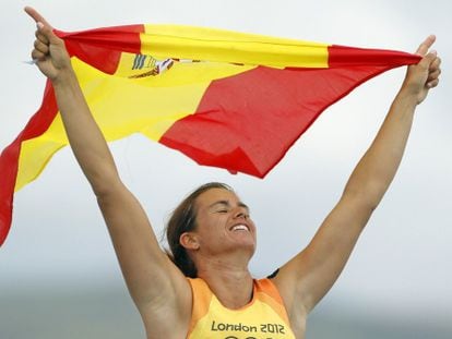 Marina Alabau celebra su triunfo con la bandera espa&ntilde;ola.
