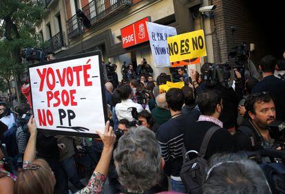 Pancartas de simpatizantes en la sede del partido del PSOE.