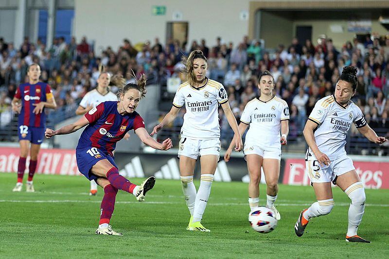 Caroline Graham Hansen anota el tercer gol del Barcelona frente al Real Madrid.