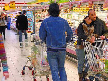 Clientes en un supermercado Eroski.