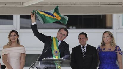 Jair Bolsonaro, nuevo presidente, ondea una bandera de Brasil en su discurso al país. En vídeo, resumen de la toma de posesión de Bolsonaro.
