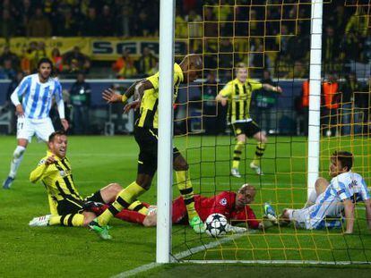 Santana marca el tercer gol del Borussia Dortmund