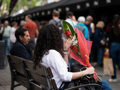 Ambiente en la Plaza Cataluña en la tarde de ayer.