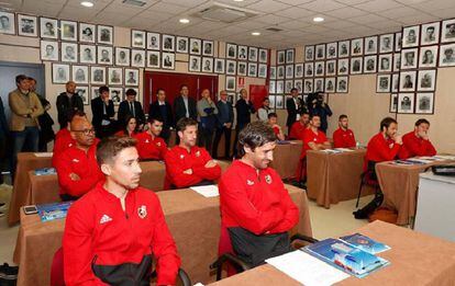 Varios exjugadores en el curso de entrenadores de la federación.