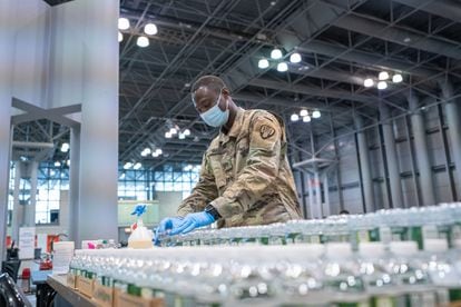 Las tropas de la Guardia Nacional de Nueva York apoyan los esfuerzos estatales para administrar las vacunas de la covid-19. (Foto de la Guardia Nacional del Ejército de EE. UU. Por el sargento Sebastian Rothwyn, Flickr)