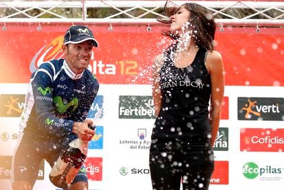 Tampoco veremos lluvia de cava sobre la azafata, pero no por considerarlo denigrante. La carrera de este año no cuenta con el patrocinio de Gran Ducay, la bebida que patrocinó la carrera en numerosas ediciones. Aquí, Alejandro Valverde en la edición de 2012.