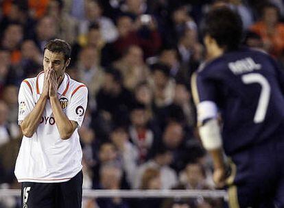 Iván Helguera se lamenta ante el delantero del Real Madrid, Raúl González