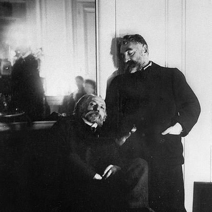 Fotografía realizada por el pintor Edgar Degas del poeta Stéphane Mallarmé (derecha) y el pintor Pierre-Auguste Renoir, incluida en el libro <i>La Folie Baudelaire</i>