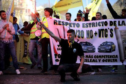 Els sindicats protesten per la progressiva liberalització del sector -que dona feina a l'àrea metropolitana a 10.500 taxistes- amb l'increment de les llicències per als vehicles de lloguer amb conductor i reclamen a les administracions públiques que frenin aquestes autoritzacions. A la imatge, un moment de la manifestació a Barcelona.