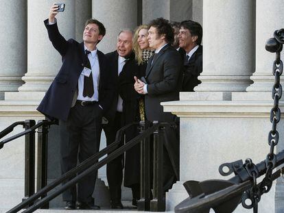 El presidente electo argentino, Javier Milei, posa junto a su comitiva a la salida de su reunión con el consejero de Seguridad Nacional de la Casa Blanca, Jake Sullivan
