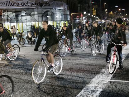 Marcha nocturna reivindicativa a favor de la bicicleta a Barcelona.