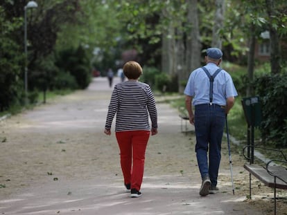 Una pareja camina durante la franja horaria permitida para su edad.