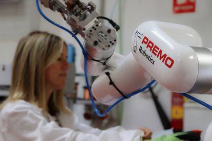 Trabajadora de Premo con un robot colaborativo.