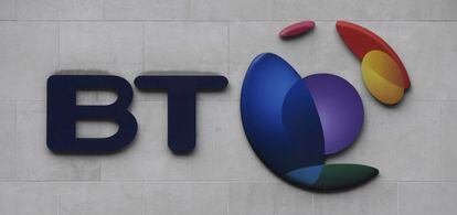 Logotipo de BT en unas oficinas de la City de Londres.