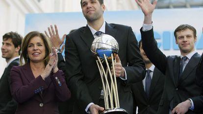 Ana Botella, junto al capitán del Real Madrid, Felipe Reyes.