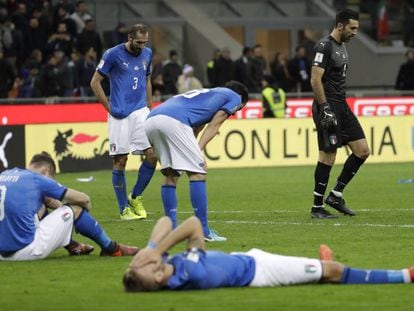 Los jugadores italianos se lamentan tras quedar fuera del Mundial de Rusia.