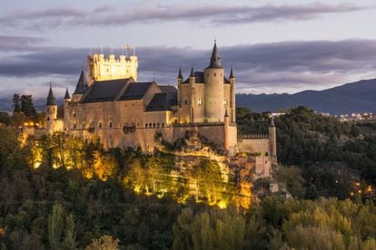 Palacio de cuento de hadas versión castellana, es decir, austera, y uno de los que inspiró el castillo de Blancanieves de Walt Disney. El Alcázar de Segovia, del siglo XII, ha sido fortaleza, palacio real, prisión de estado, Real Colegio de Artillería y Archivo Histórico Militar. Se convirtió en una de las residencias favoritas de los Trastámara, y en uno de los más suntuosos palacios-castillos del siglo XV. Aquí se proclamó reina Isabel la Católica, en 1474, y en su capilla tuvo lugar la misa de velaciones entre Felipe II y Ana de Austria, en 1570. Parece guardar la ciudad, elevado sobre un cerro en la confluencia del Eresma y el Clamores, con su Torre del Homenaje asemejando la proa de un barco navegando entre dos ríos. www.alcazardesegovia.com