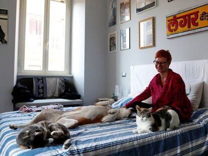 Una mujer juega con sus mascotas en Roma, tras varios días de encierro por el coronavirus.
