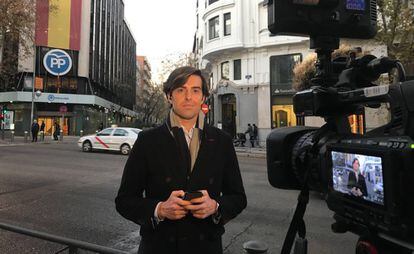 El periodista Pablo Montesinos frente a la sede del PP.