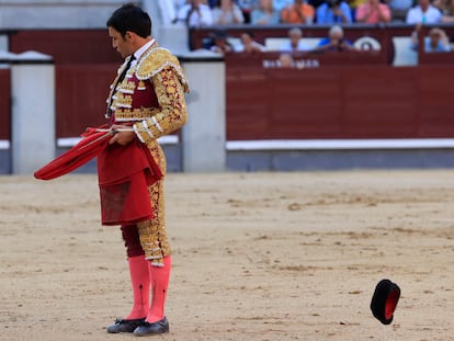 Sergio Serrano brindó al público el quinto toro de la tarde.