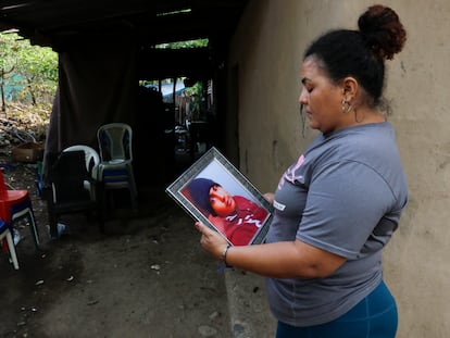Norma Espinoza sostiene un retrato de su hijo Ángel, fallecido bajo custodia de autoridades migratorias en EE UU.