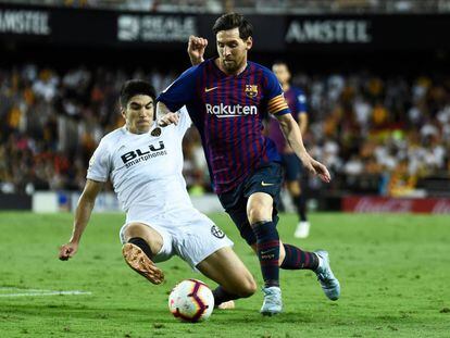 Messi domina el balón ante Carlos Soler. 