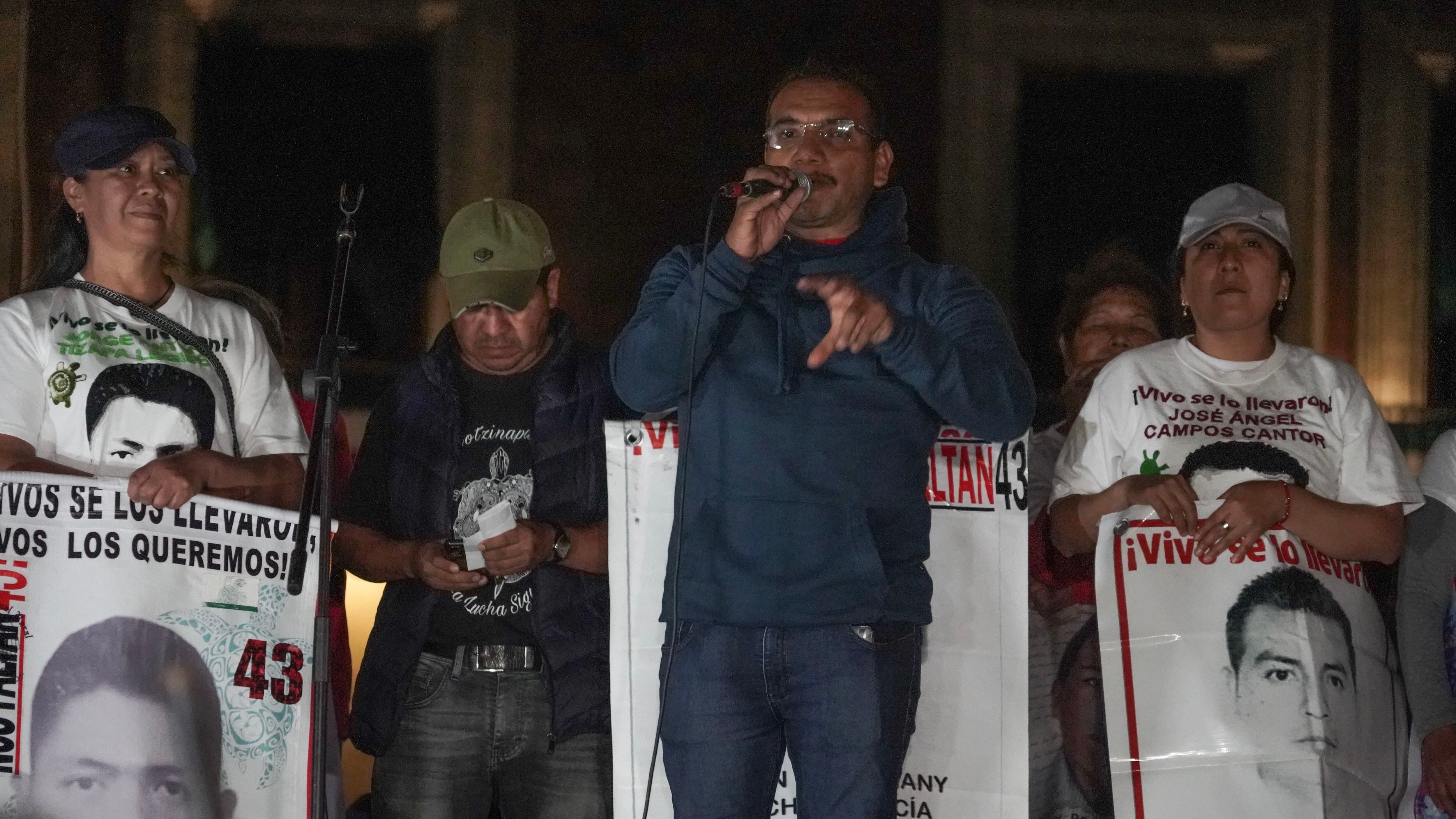 Vidulfo Rosales habla frente al Zócalo, antes del término de la marcha por los 9 años de la desaparición, este martes.