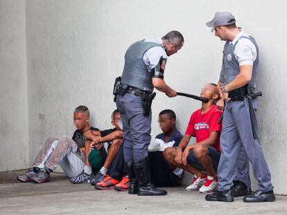 Jóvenes abordados por policías en el centro comercial Itaquera.