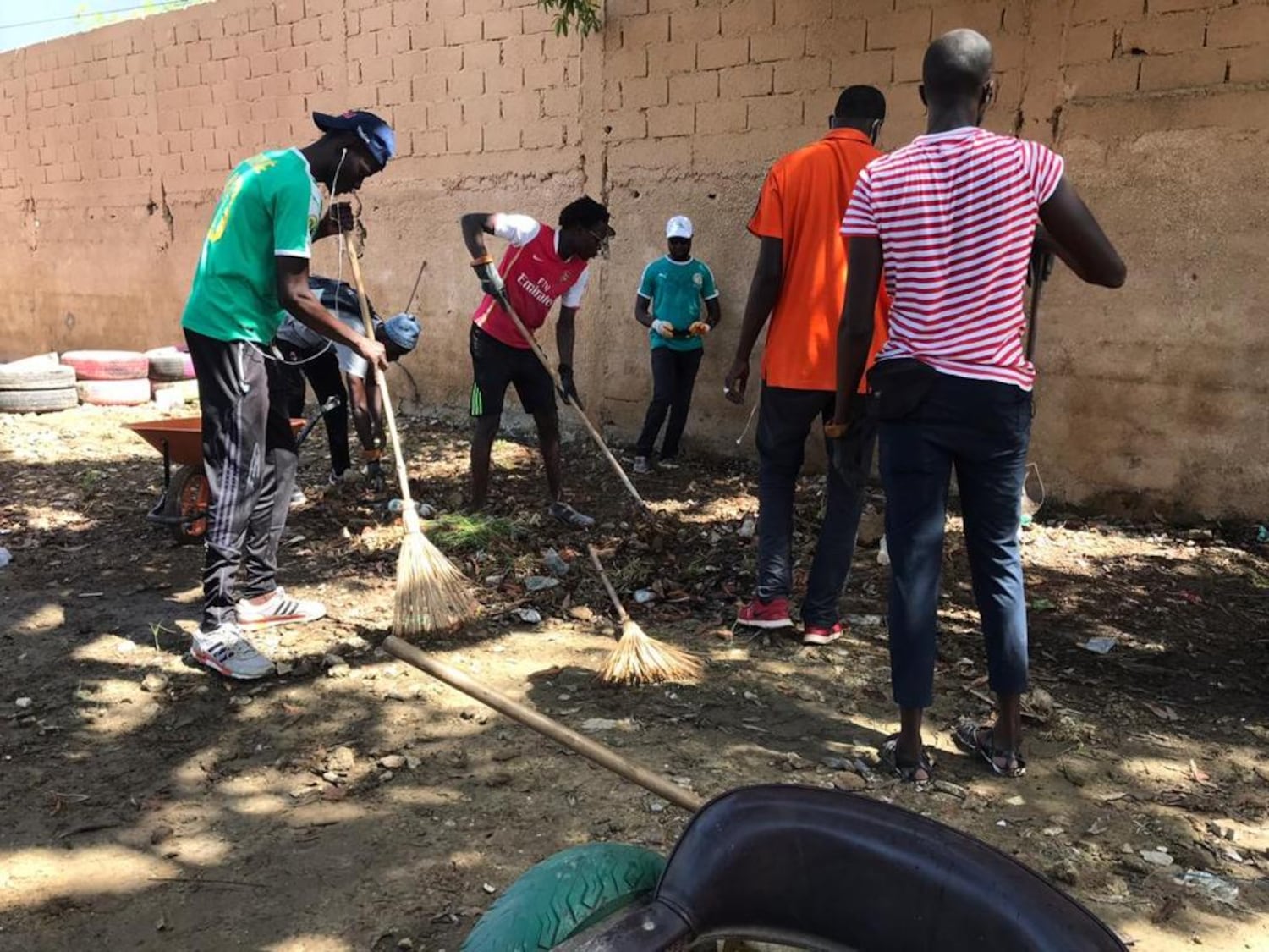 Un grupo de voluntarios del Team Niintche limpian una escuela en Senegal.