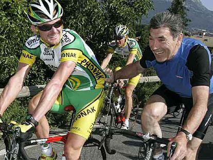 El segundo en la general, Floyd Landis, junto al mítico Eddy Meckx, en el entrenamiento de ayer de su equipo, el Phonak.