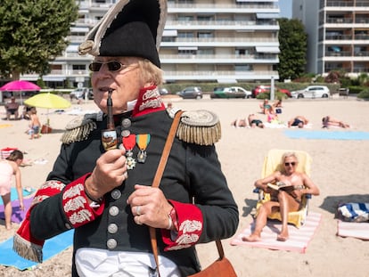 Daniel Mathieux, vestido con atuendos de la época de Napoleón en la playa de Golfo-Juan.