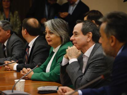 El ahora exsubsecretario de Previsión Social de Chile, Christian Larraín, junto a la ministra del Trabajo, Jeannette Jara en una actividad en el Congreso.