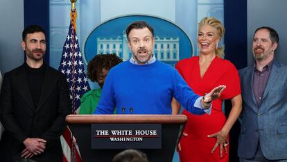 Jason Sudeikis takes to the podium as fellow Ted Lasso cast members, including Brett Goldstein, Hannah Waddingham and Brendan Hunt,  join Press Secretary Karine Jean-Pierre (2ndL) at the daily press briefing to discuss the importance of addressing mental health to promote overall well-being, in the Brady Press Briefing Room at the White House in Washington, U.S., March 20, 2023. REUTERS/Kevin Lamarque