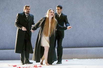Imagen del montaje de 'La Traviata' con el que el Teatro Real reabrirá sus puertas el 1 de julio.
