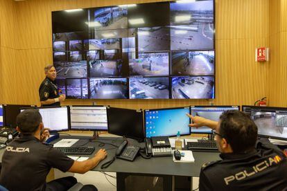Sala de vigilancia de la Policía Nacional para el control de la Operación Paso del Estrecho 2022.