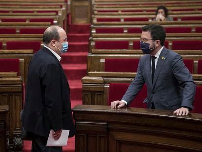 El presidente del grupo socialista Miquel Iceta conversa con el vicepresidente Pere Aragonès, este viernes, en el Pleno. Massimiliano Minocri